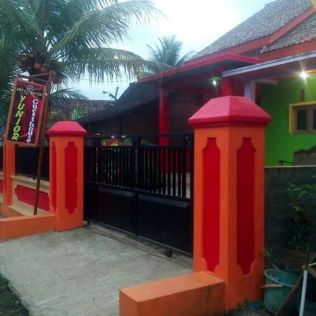Yunior Guesthouse Tamansuruh Экстерьер фото