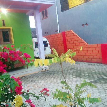 Yunior Guesthouse Tamansuruh Экстерьер фото