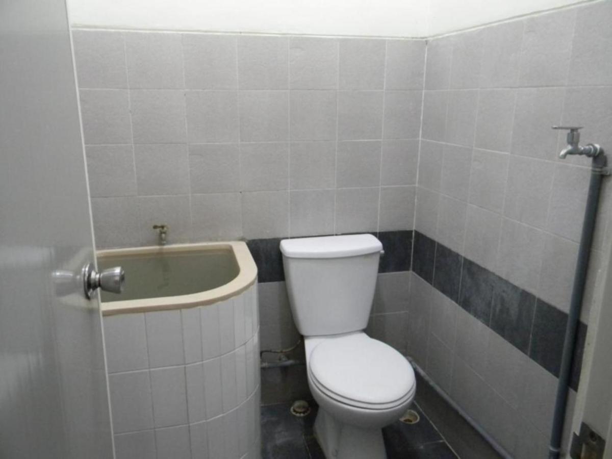 Yunior Guesthouse Tamansuruh Экстерьер фото