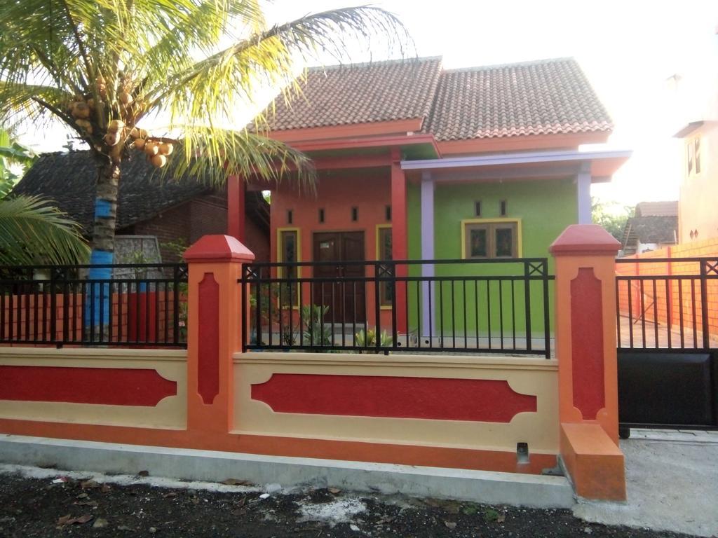 Yunior Guesthouse Tamansuruh Экстерьер фото