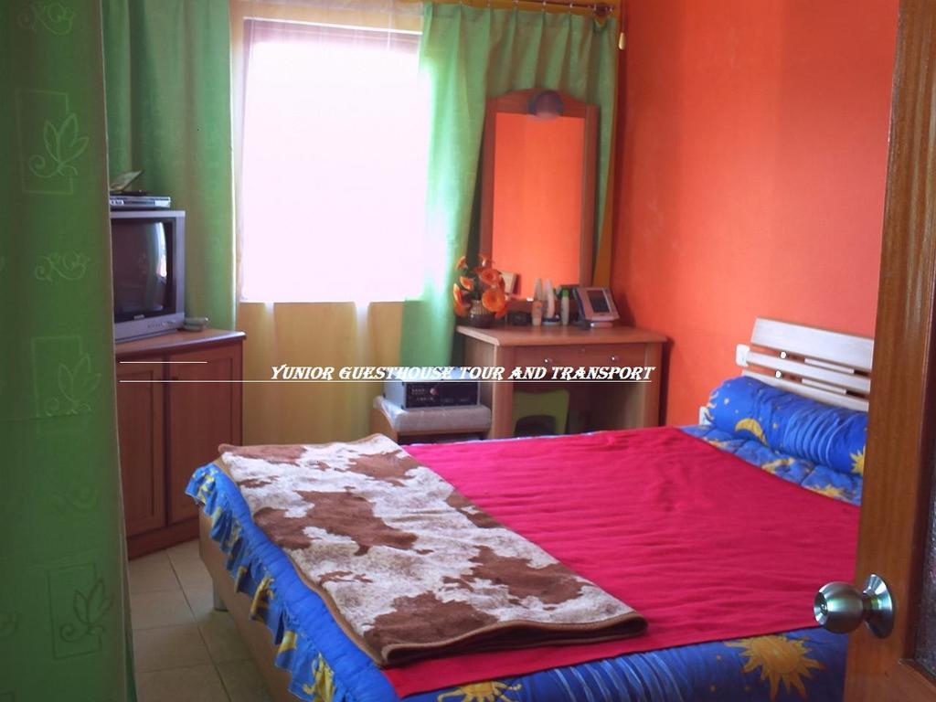 Yunior Guesthouse Tamansuruh Экстерьер фото