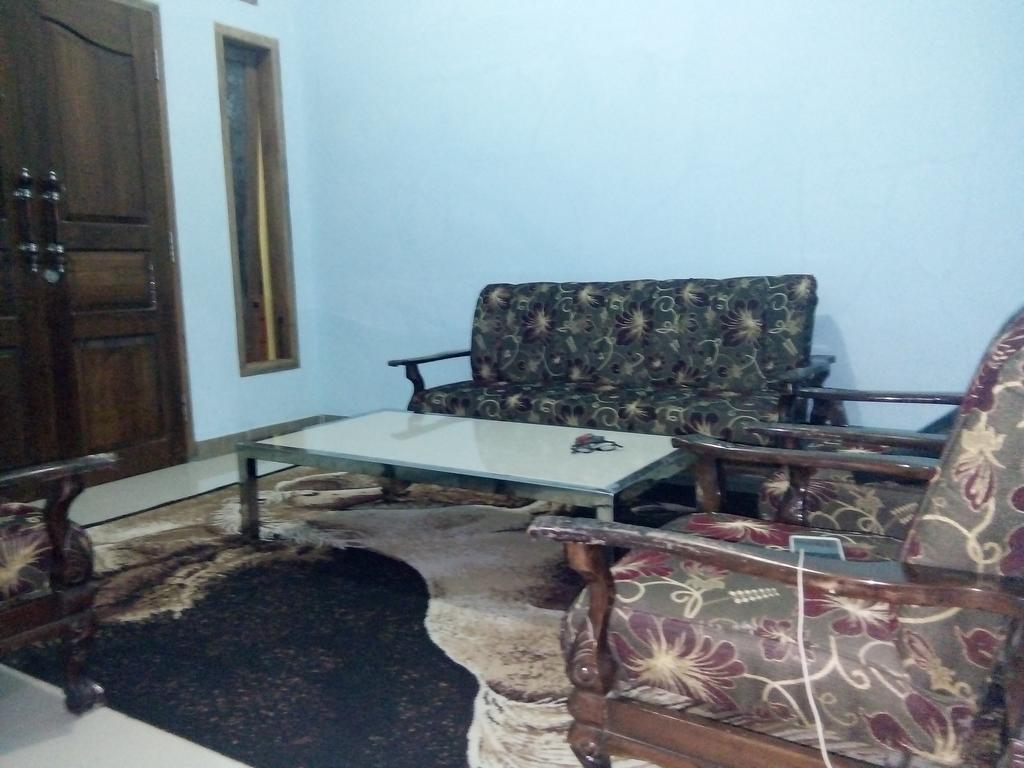 Yunior Guesthouse Tamansuruh Экстерьер фото