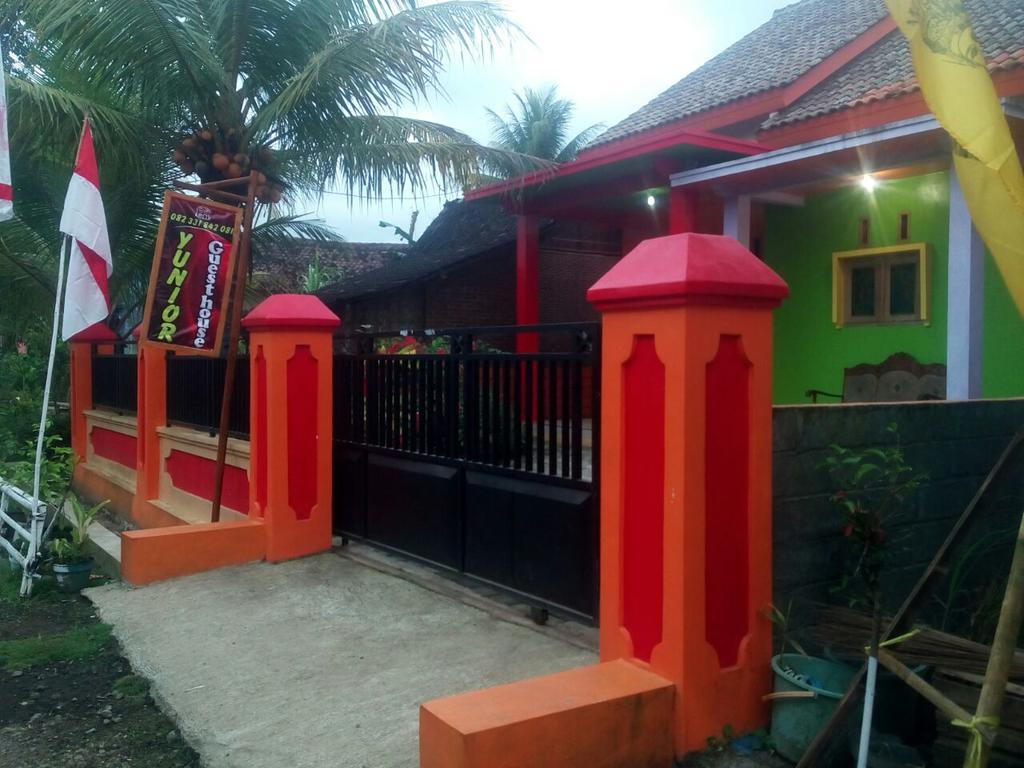 Yunior Guesthouse Tamansuruh Экстерьер фото