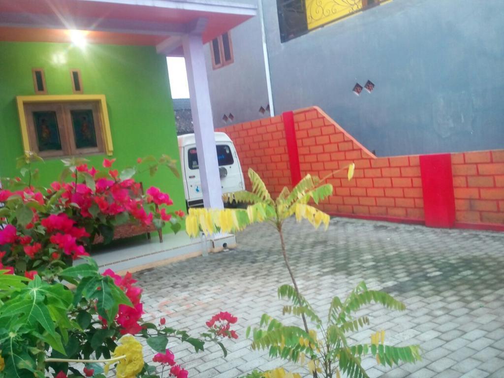 Yunior Guesthouse Tamansuruh Экстерьер фото