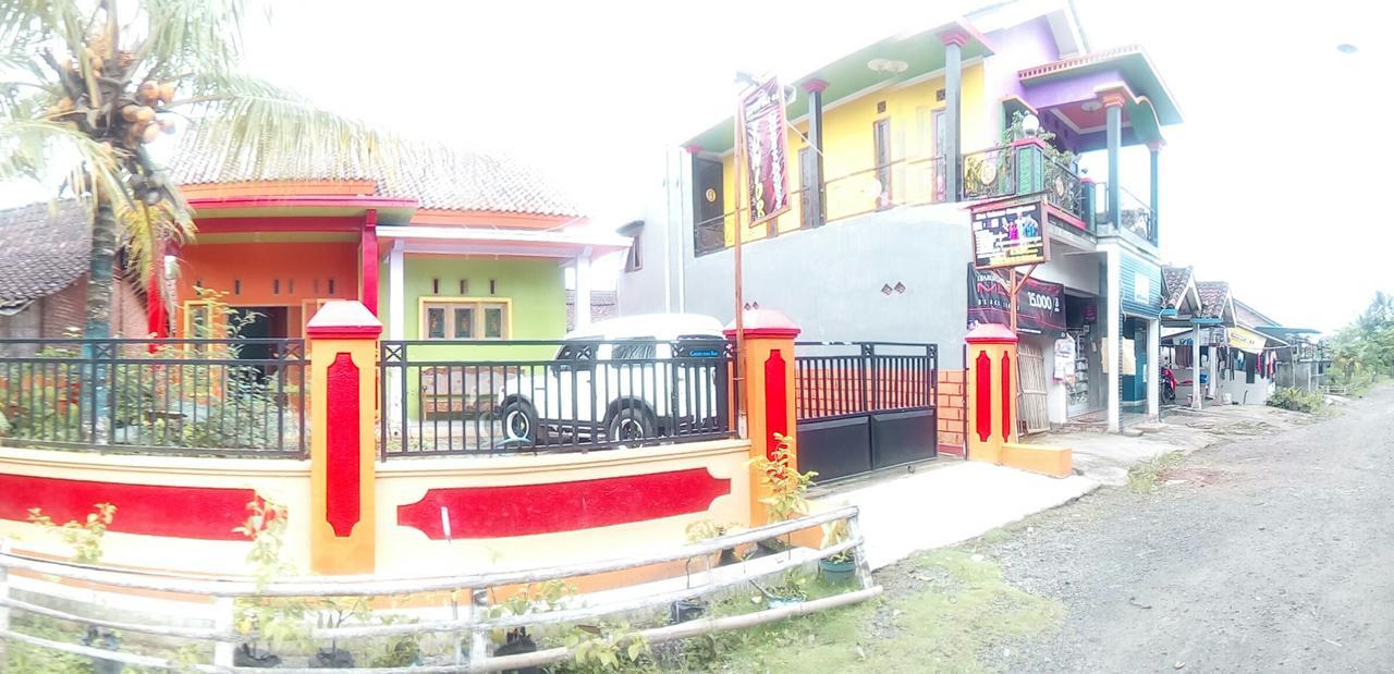 Yunior Guesthouse Tamansuruh Экстерьер фото