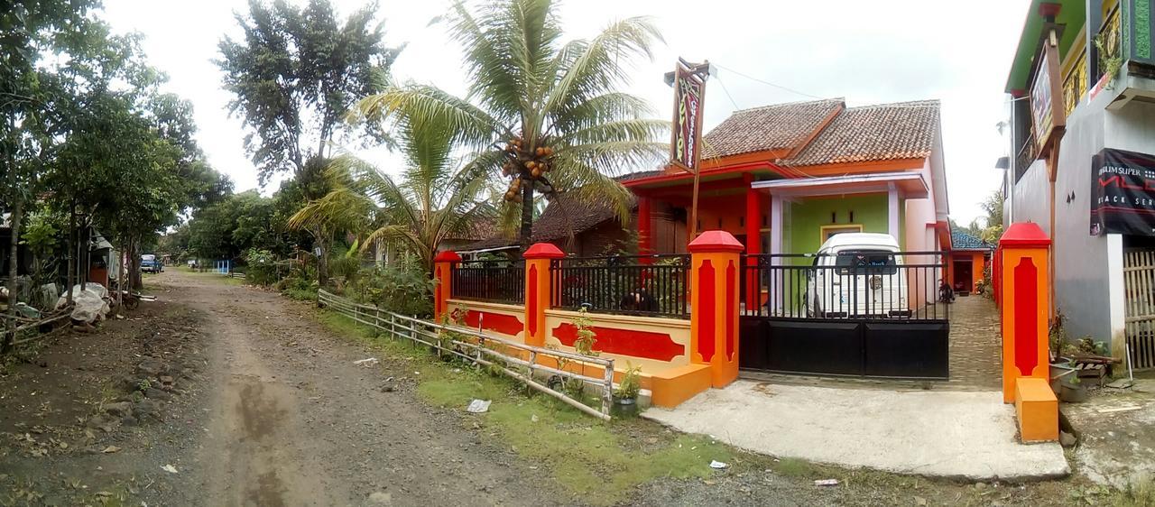 Yunior Guesthouse Tamansuruh Экстерьер фото